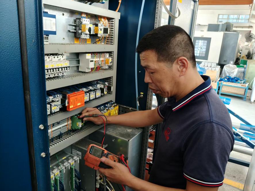 乐鱼泉州开辟区发扬“劳模工匠”肉体系列│ 三十载逐梦电子路从“电子迷”到“泉州好(图1)